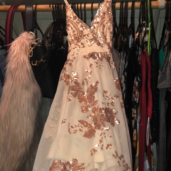 Golden goddess dress (fashion nova) - Picture 3 of 7